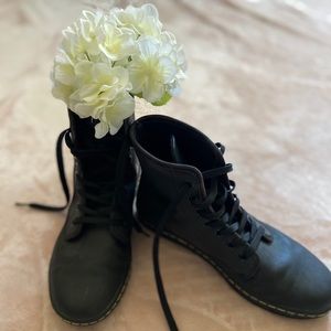 DR MARTENS SHERIDAN WOMENS MATTE ( US 6)